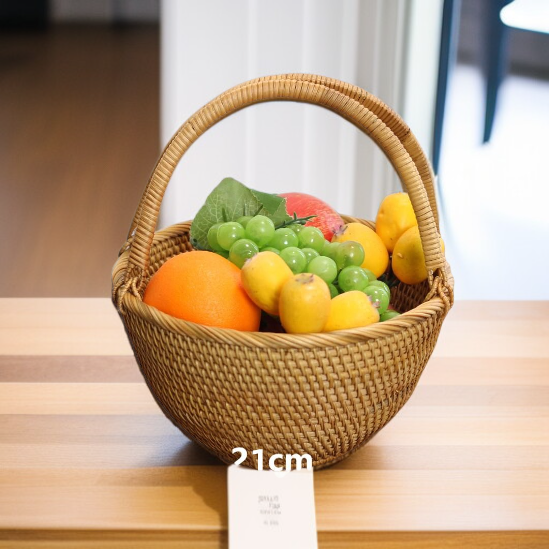 등나무 과일 바구니가 달린 새 꽃병