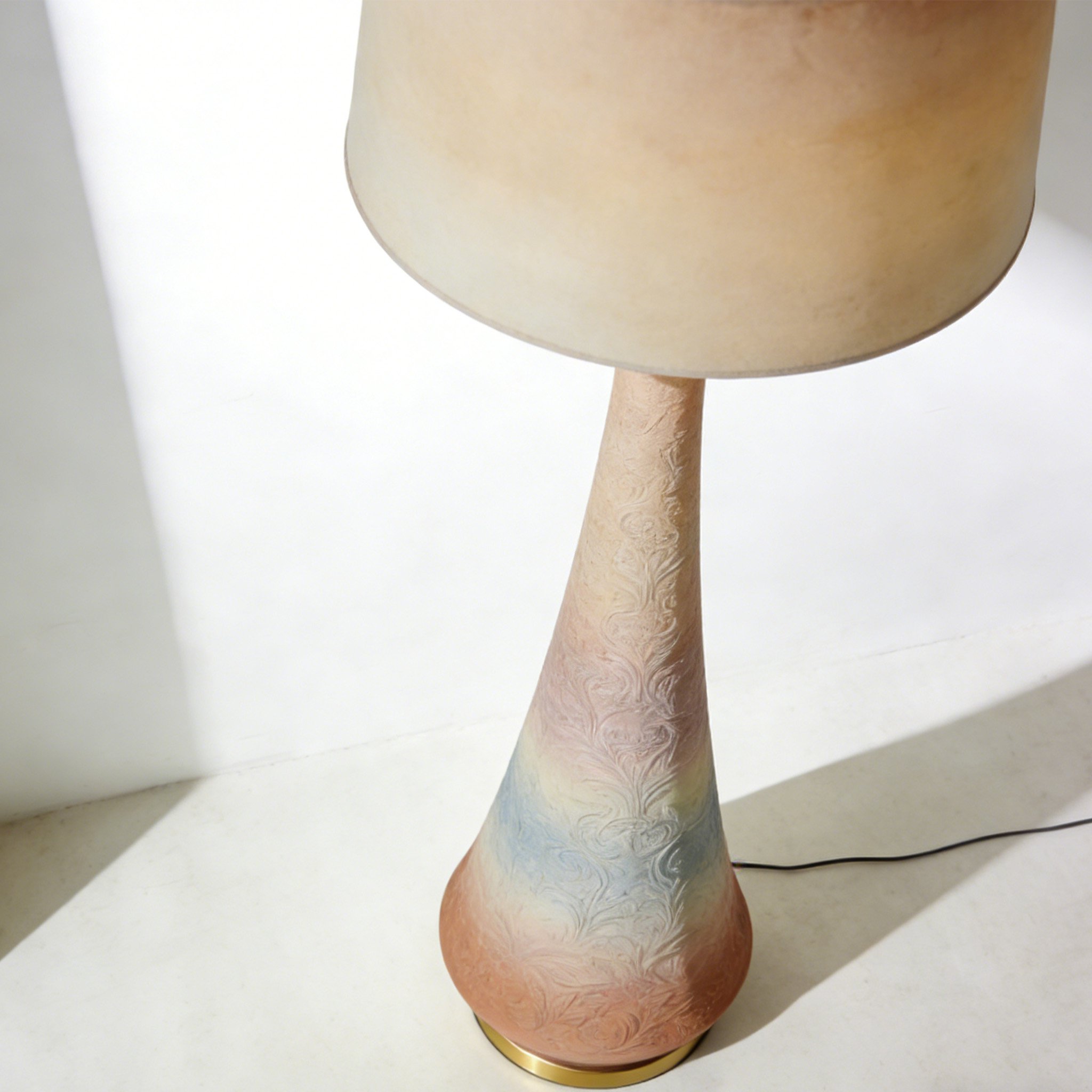 Lámpara de pie moderna y minimalista encendida en sala de estar