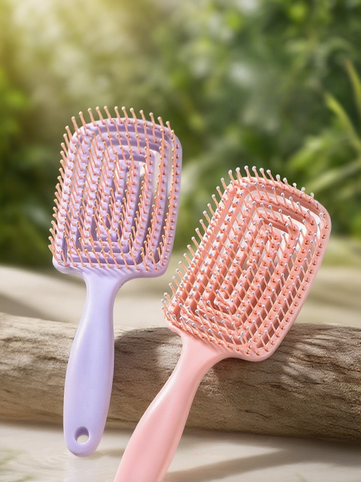 여성 헤어 브러시로 모발 관리하는 모습