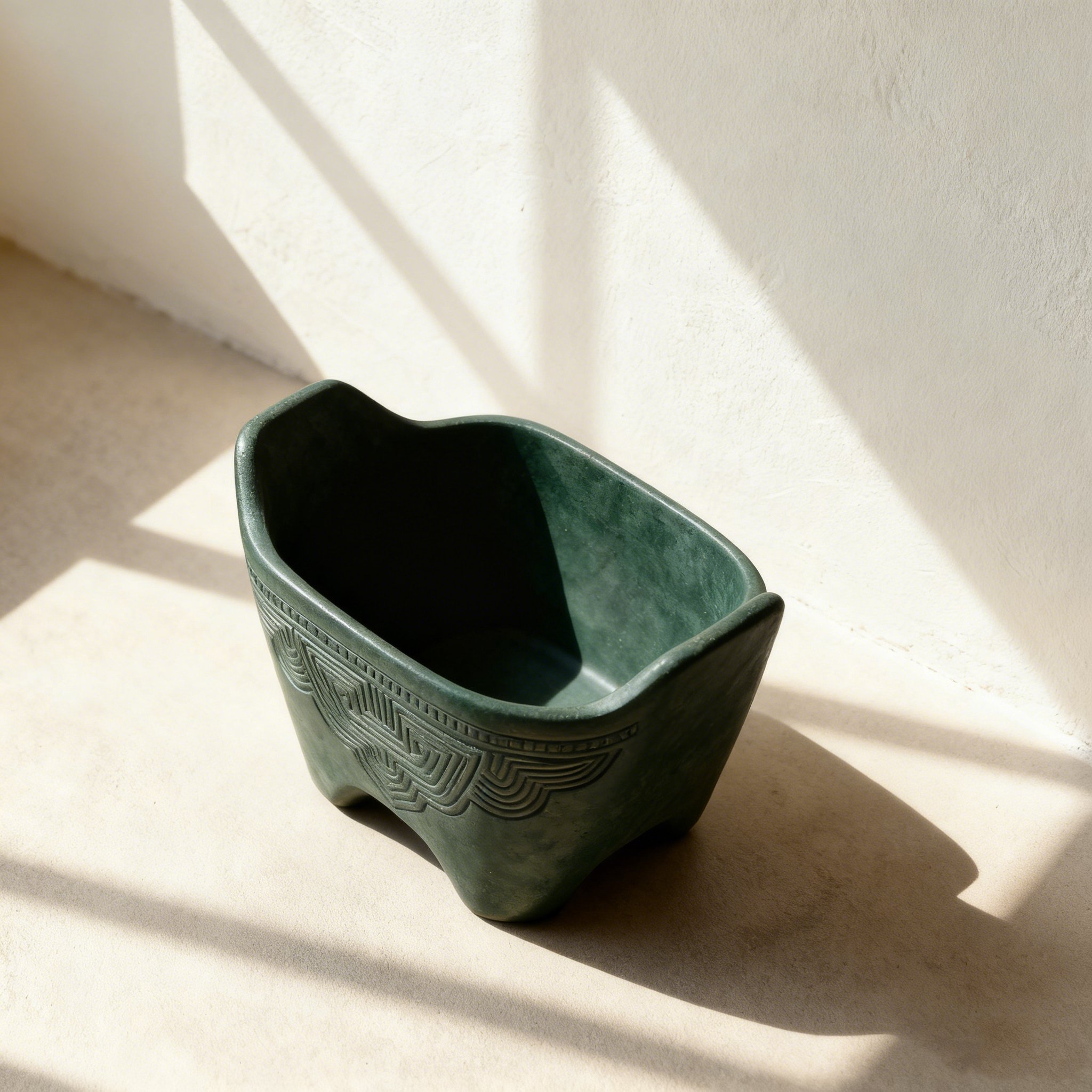 거실 인테리어에 어울리는 세라믹 소품 정리함