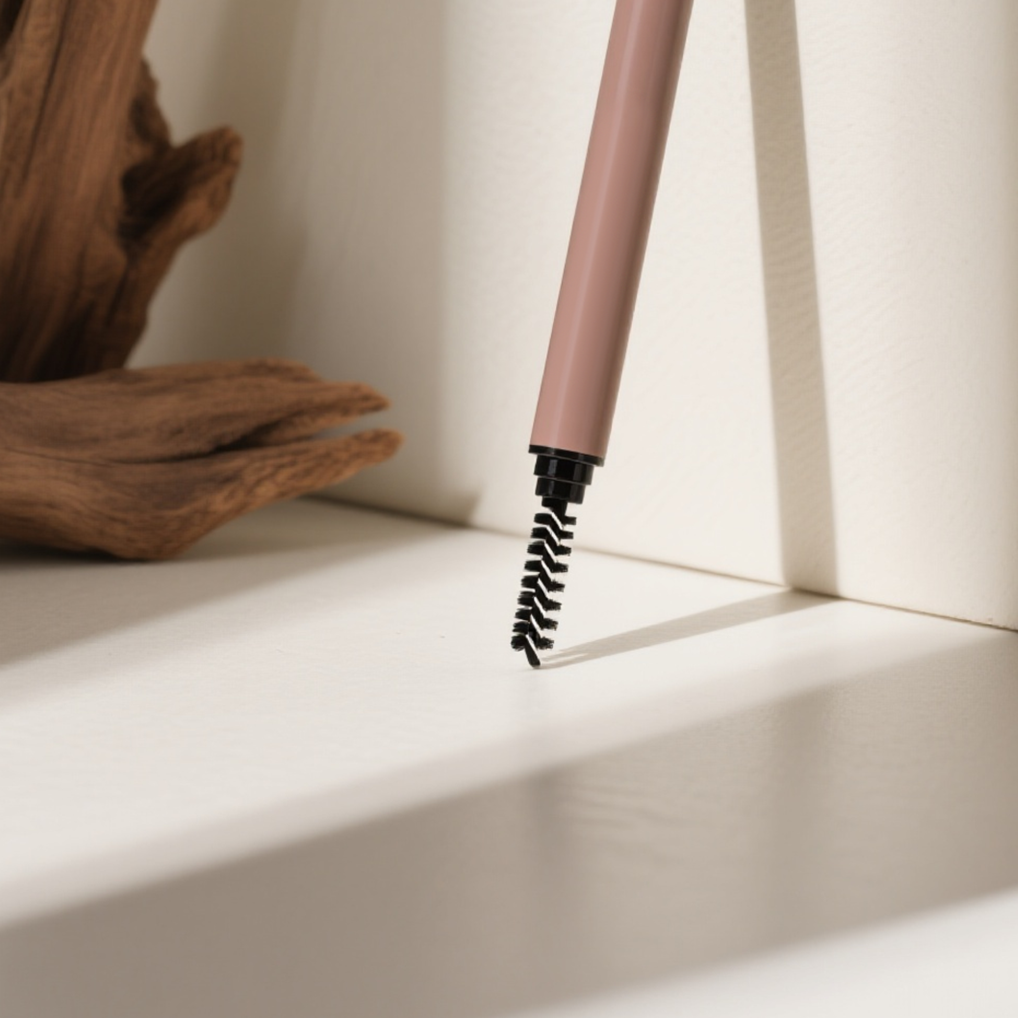 듀얼 타입 아이브로우 펜슬로 자연스러운 눈썹 연출