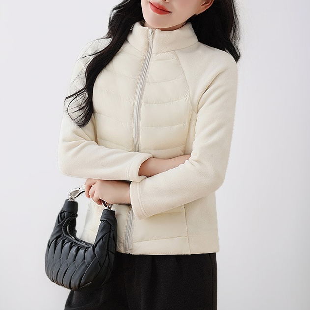 軽量で動きやすいダウンスポーツウェアのサイドビュー