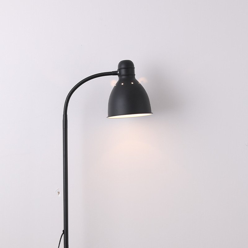 Stehlampe aus Metall mit Glühbirne