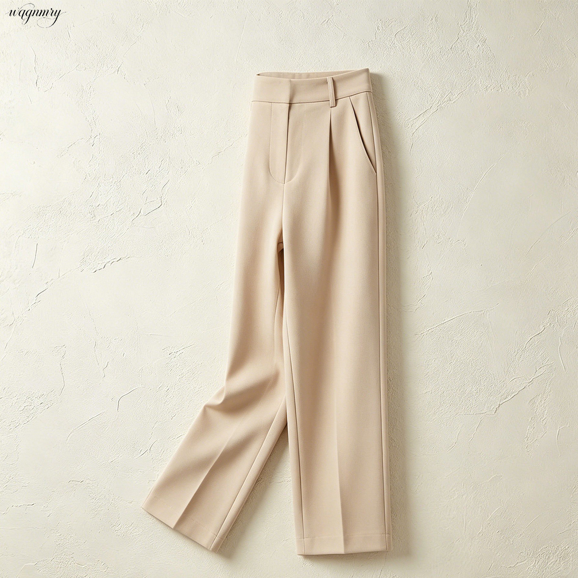 ストレートレッグのスーツパンツ