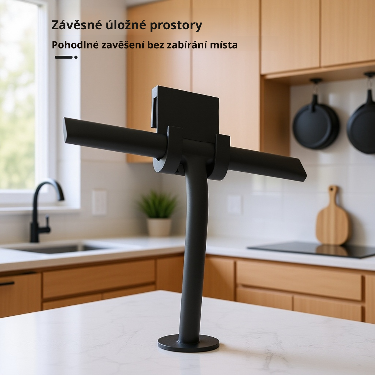 Detail silikonové stěrky při čištění skleněné plochy
