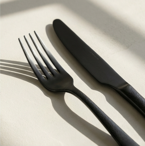 高級感のあるマットブラックカトラリーのディテール