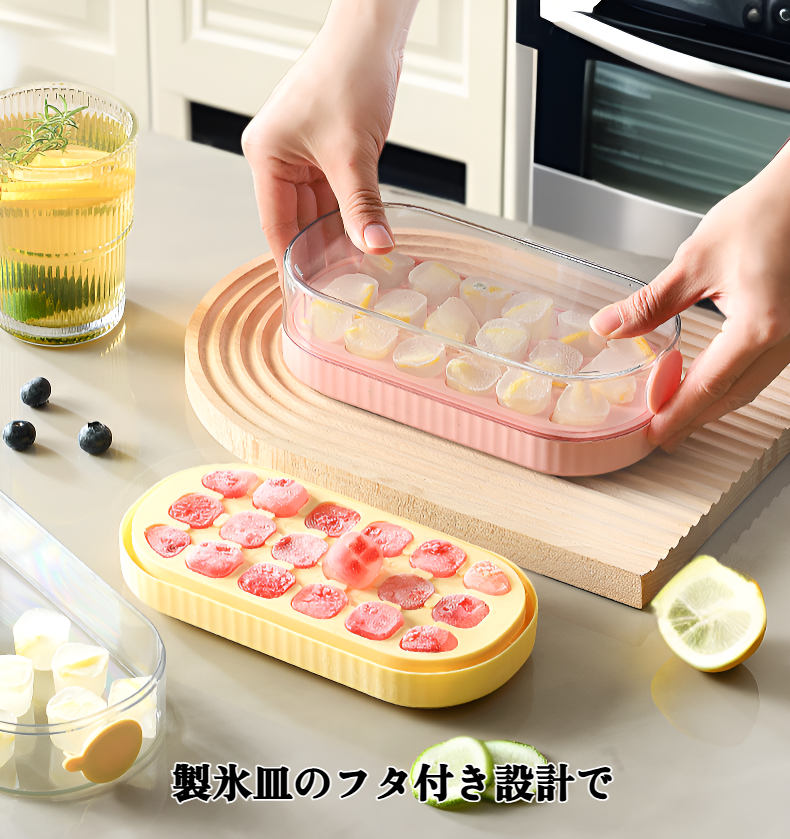 携帯用製氷皿で氷を作る様子