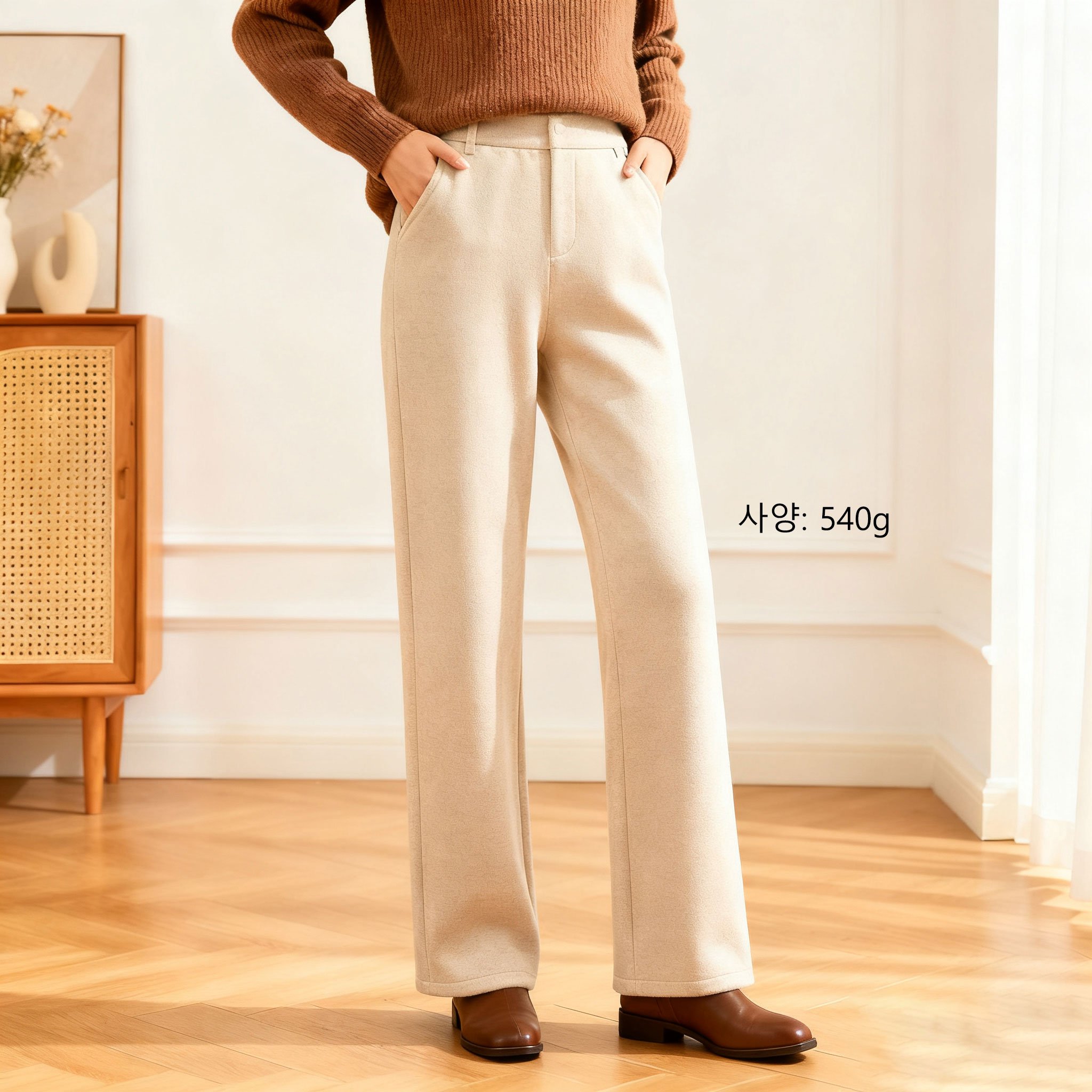 모던한 디자인의 여성 스트레이트 슬랙스