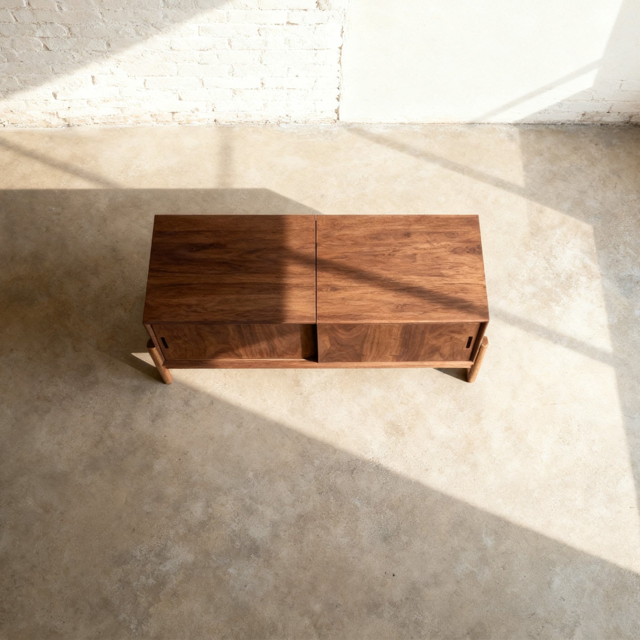 클래식 월넛 슬라이딩 도어 수납장