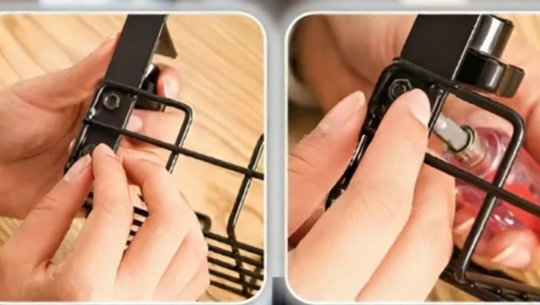 복잡한 전선 정리를 위한 책상 밑 선반