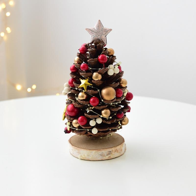 Adornos navideños de piñas