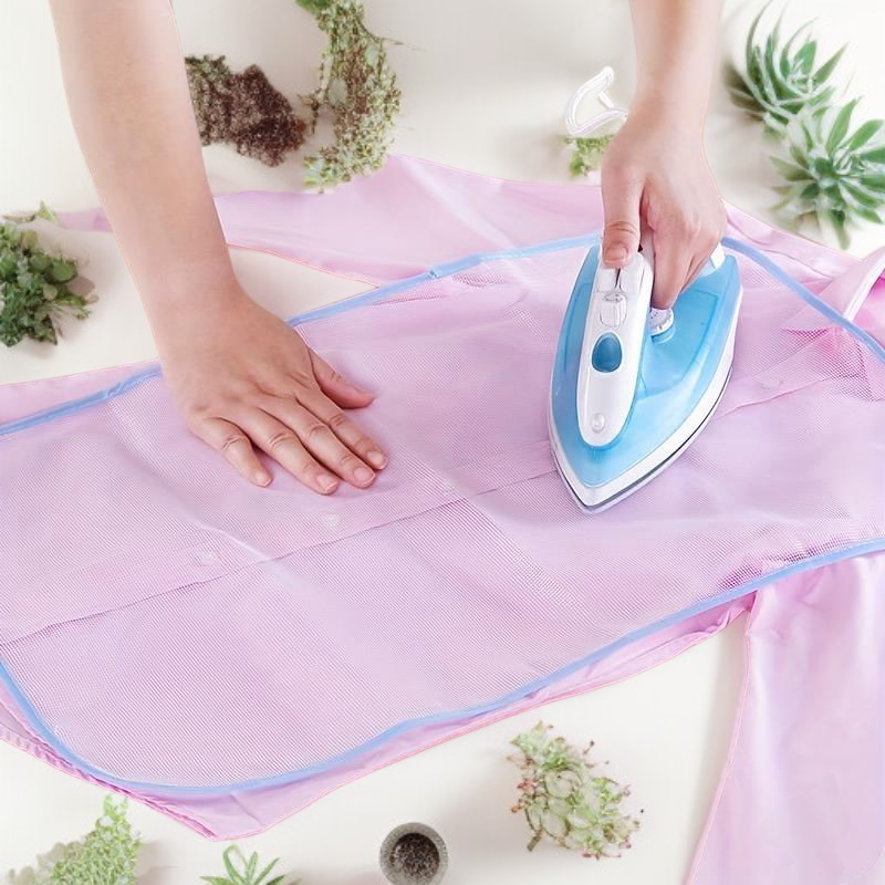 Garment steaming protector for delicate fabrics