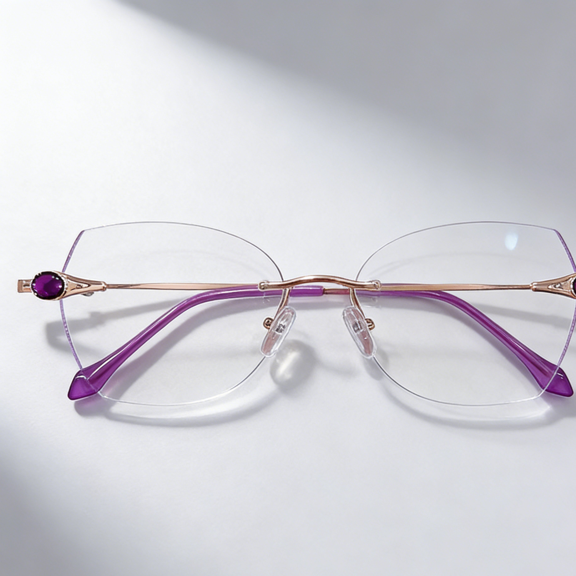 Detalle de montura biselada en gafas de lectura femeninas