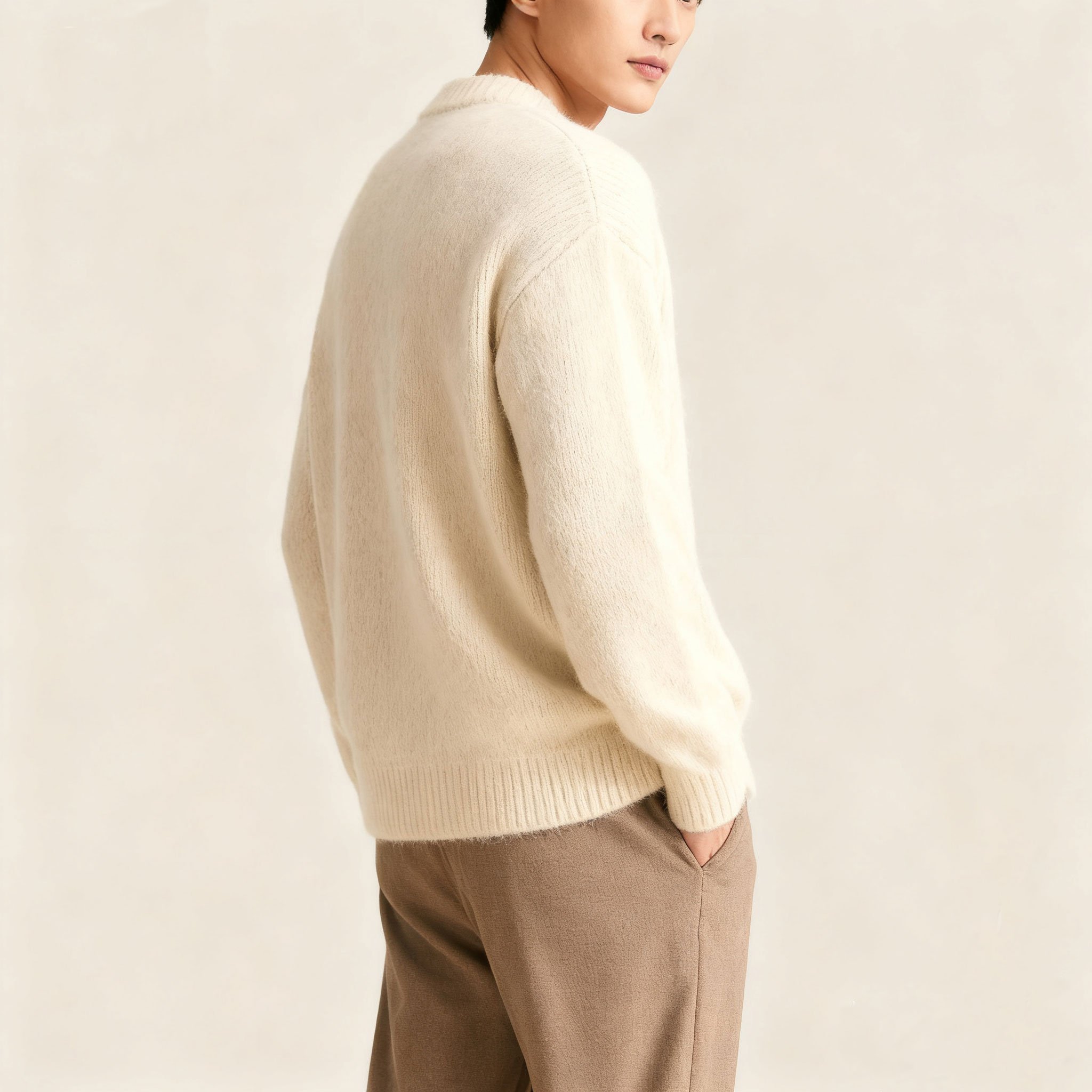 포근한 니트 스웨터 착용 이미지