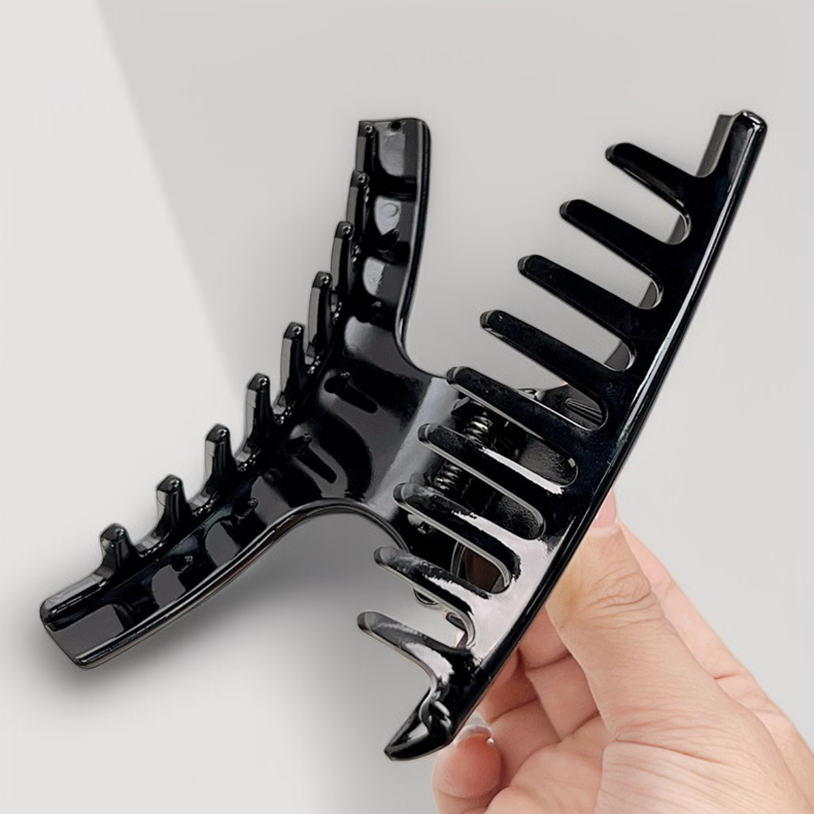 黑色抓夾穩固髮型功能展示