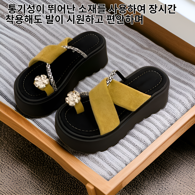 여름철 야외 활동 시 키를 높여주는 캐주얼 슬리퍼