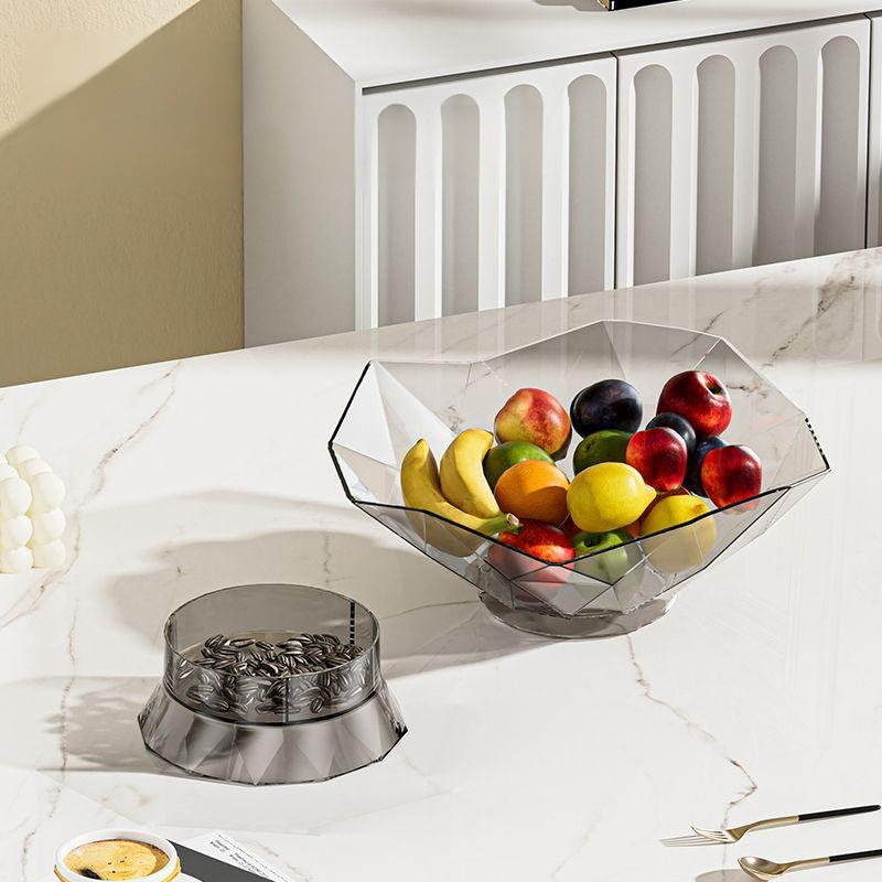 จานขนมและผลไม้ในห้องนั่งเล่น