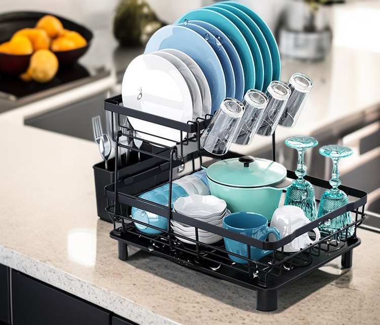 식기와 조리도구가 정리된 수납 건조대