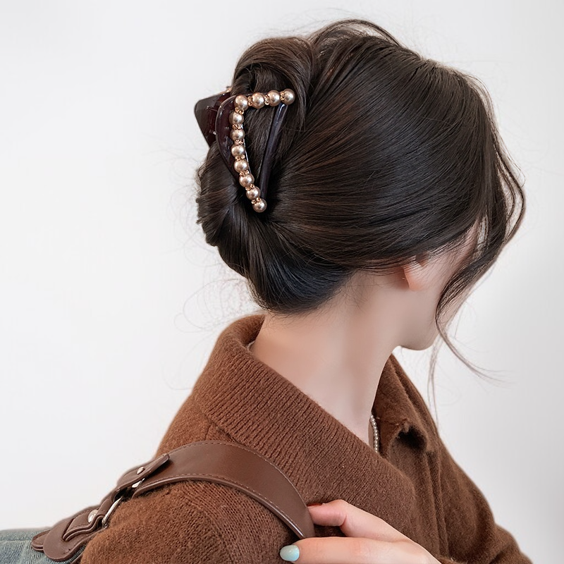 Detailansicht des dreieckigen Perlen-Hakenclips