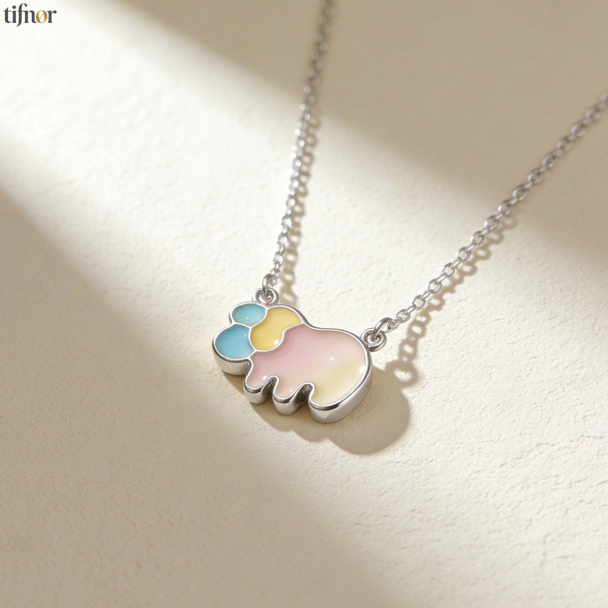 繊細なシルバーネックレス