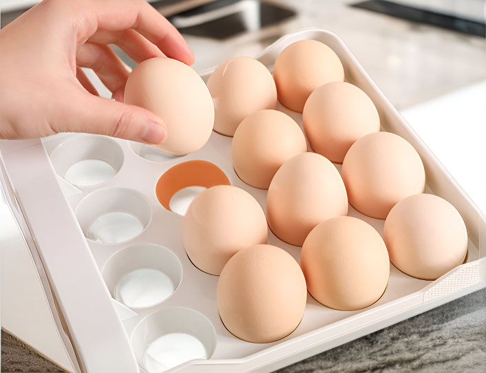 서랍을 열어 계란을 쉽게 꺼내는 모습