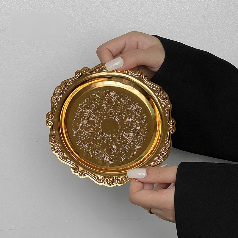 Petit plateau en métal sculpté rétro