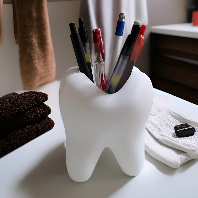 Wydrukowany w 3D uchwyt na szczoteczkę do zębów w kształcie zęba, biały