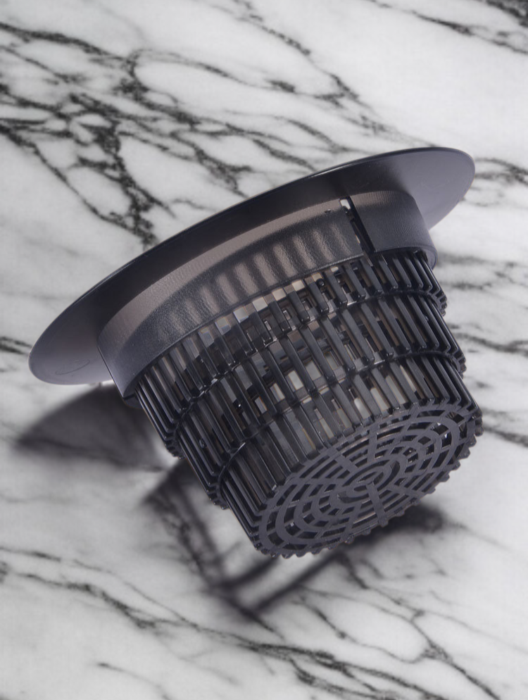 Water tank filter basket with efficient drainage design