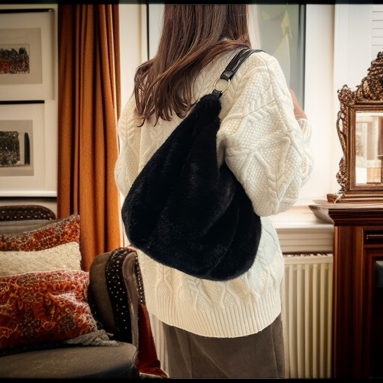 تفاصيل خامة حقيبة جديدة ناعمة