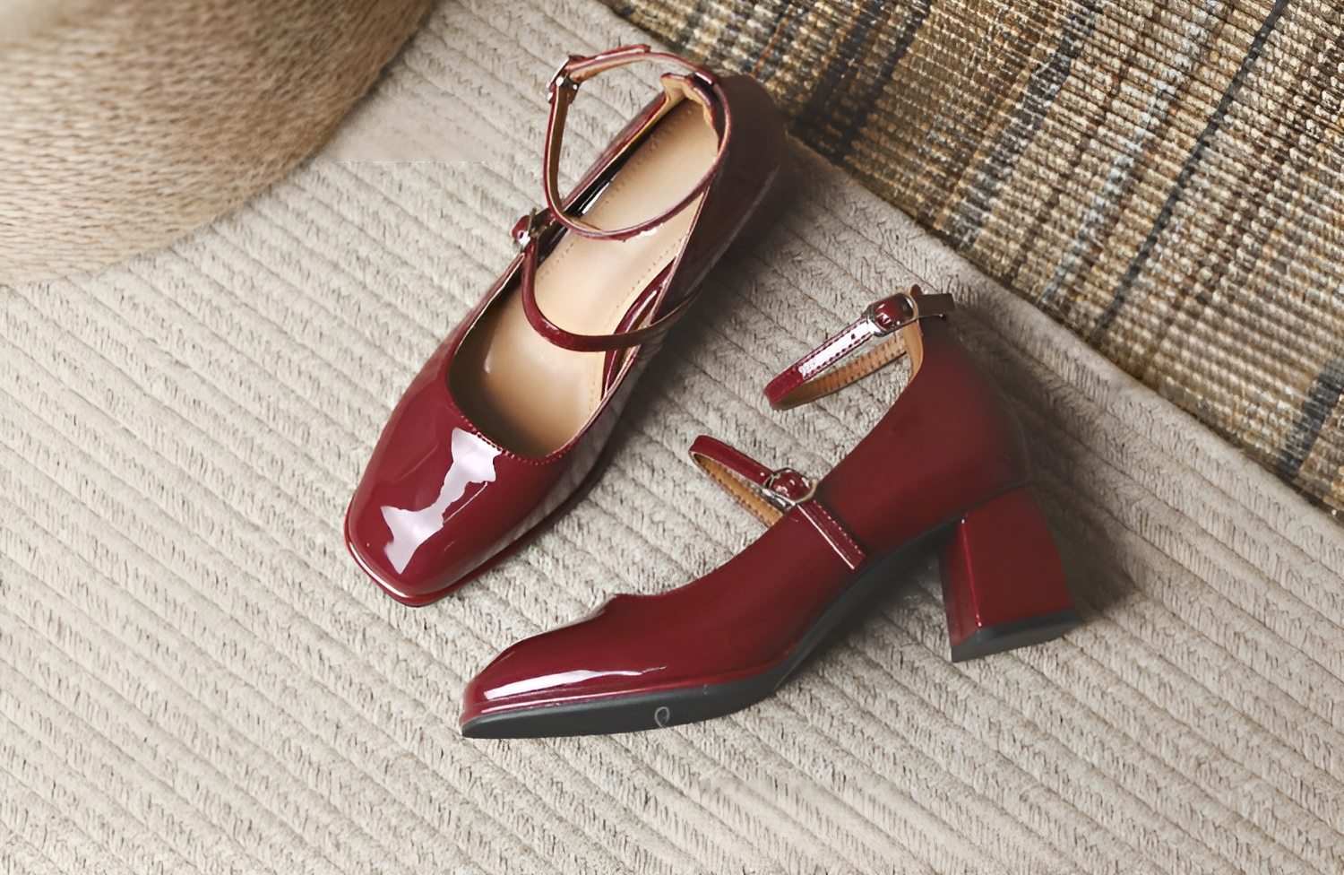 세련된 레드 컬러 여성 구두 디테일