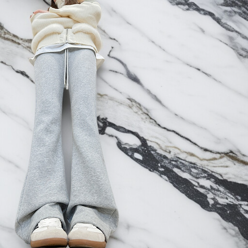 秋冬にぴったりの、スリムフィットのハイウエストフレアフリース裏地スウェットパンツ