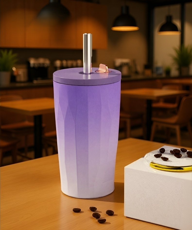 コーヒーカップの美しいフォルムと質感