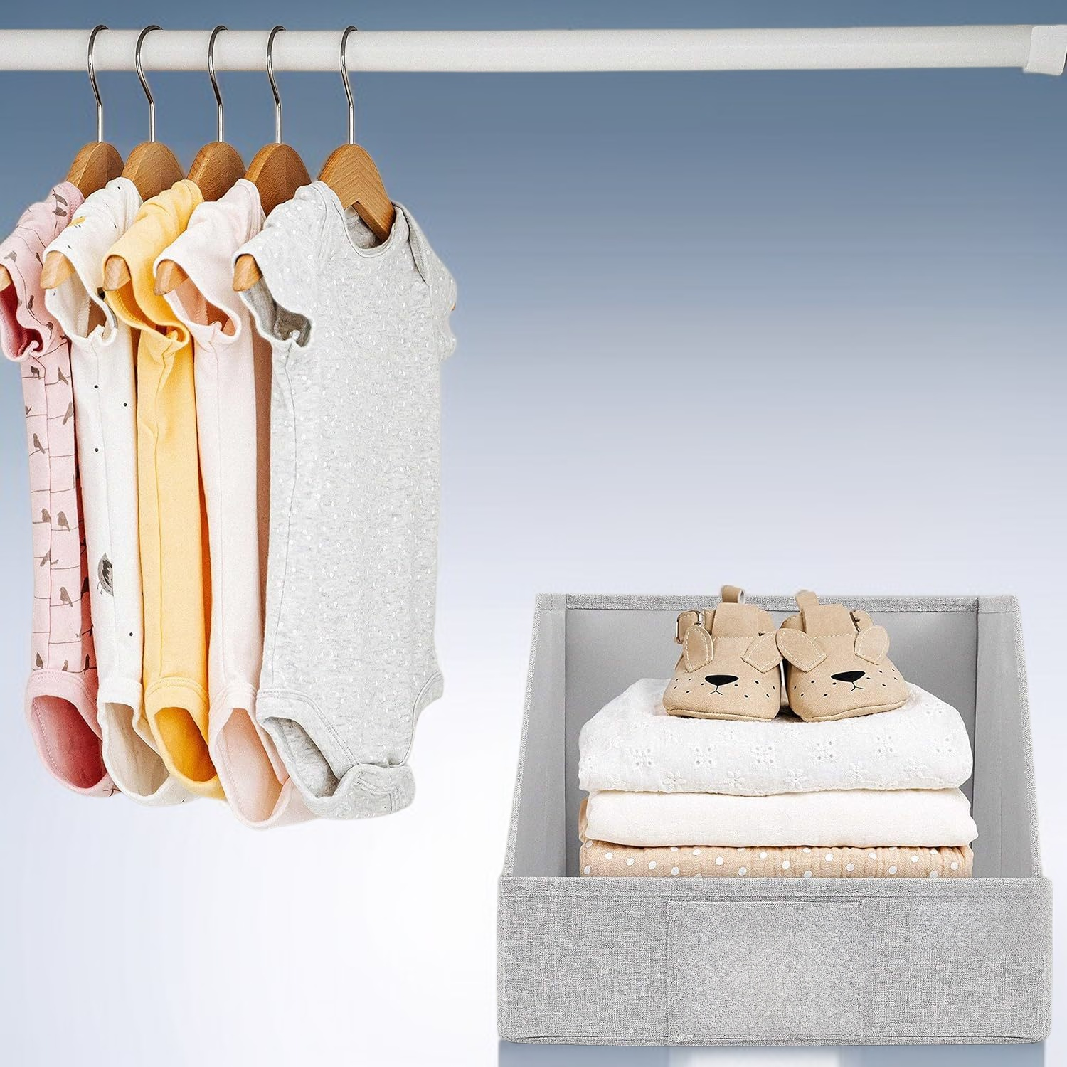 친환경 리넨 보관함에 의류 수납하는 모습