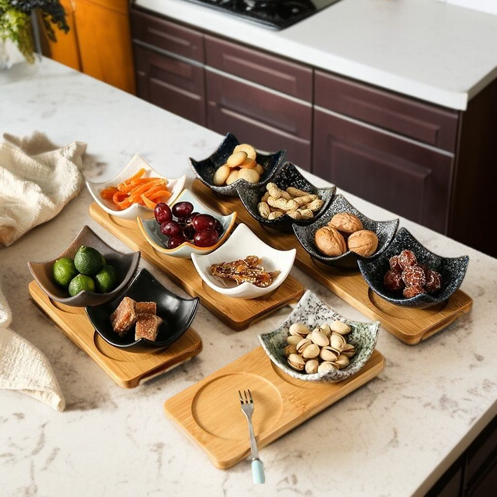 나누어진 견과류 스낵 트레이