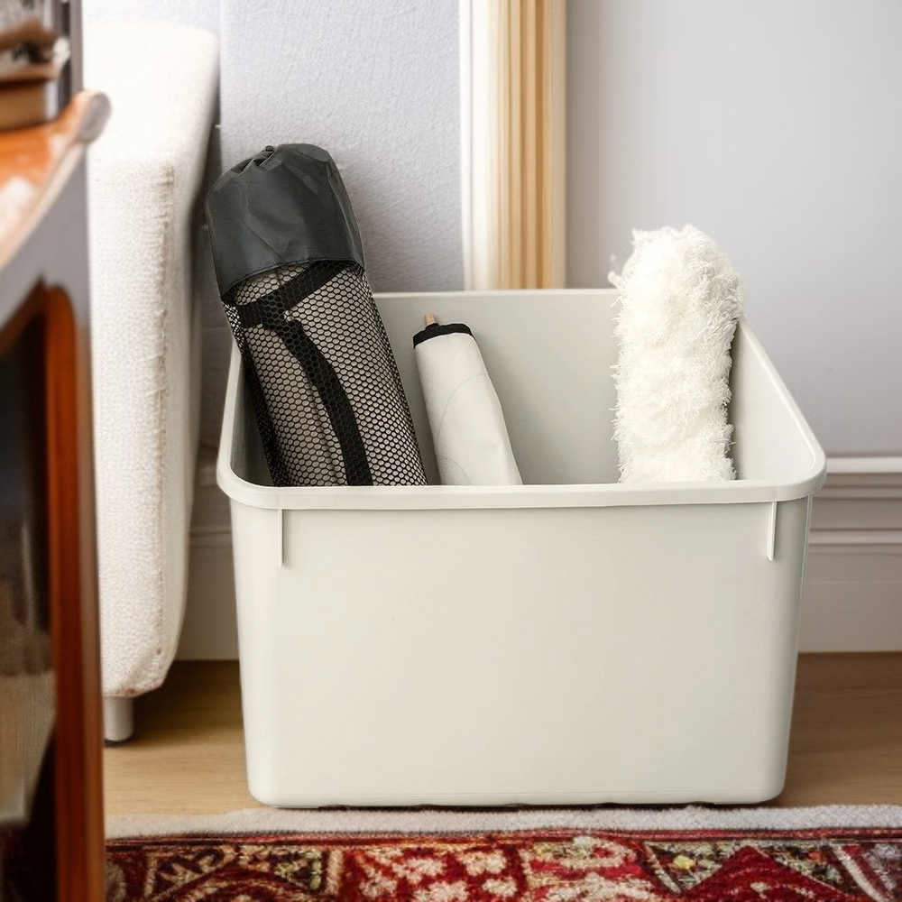 ：Moderner Regenschirmhalter mit Stiefelfach und offener Ablage