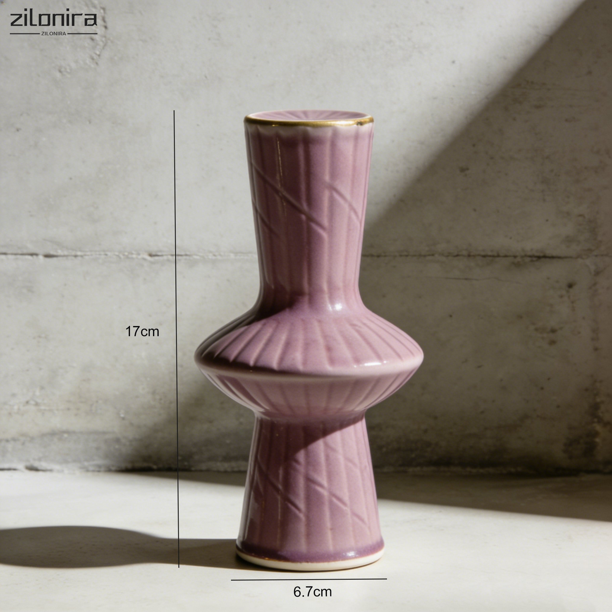 인테리어에 어울리는 분홍색과 보라색 화병