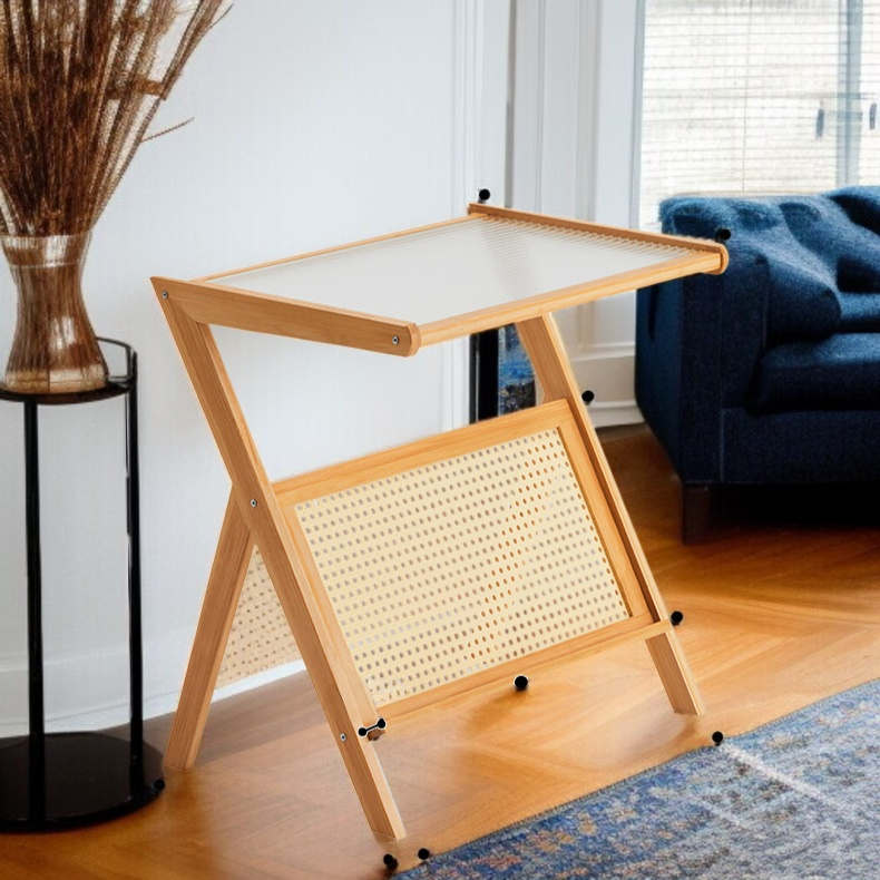 소파 옆에 나무 유리로 된 작은 탁자