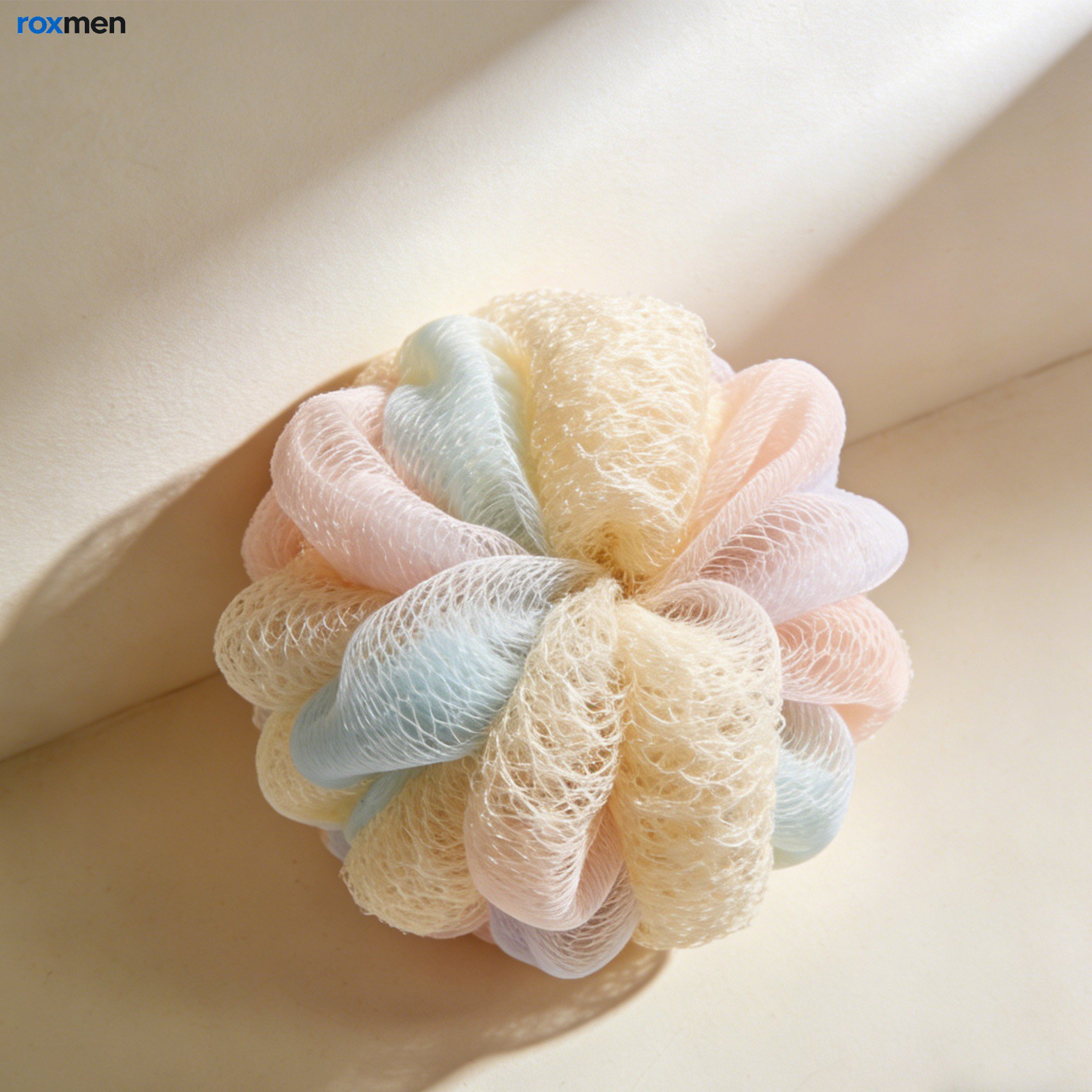 풍성한 거품을 만드는 샤워볼 사용 장면