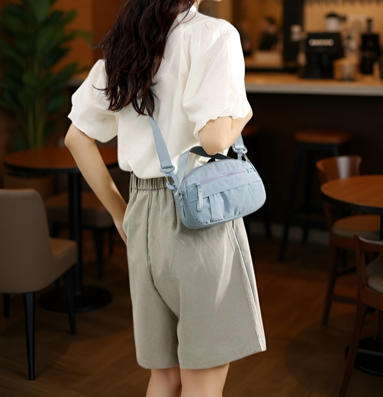 여행에 적합한 실용적인 크로스백