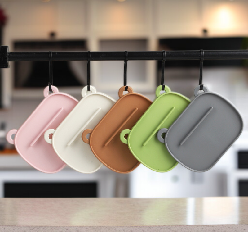 キッチンのカウンター上に置かれた鍋蓋収納マット