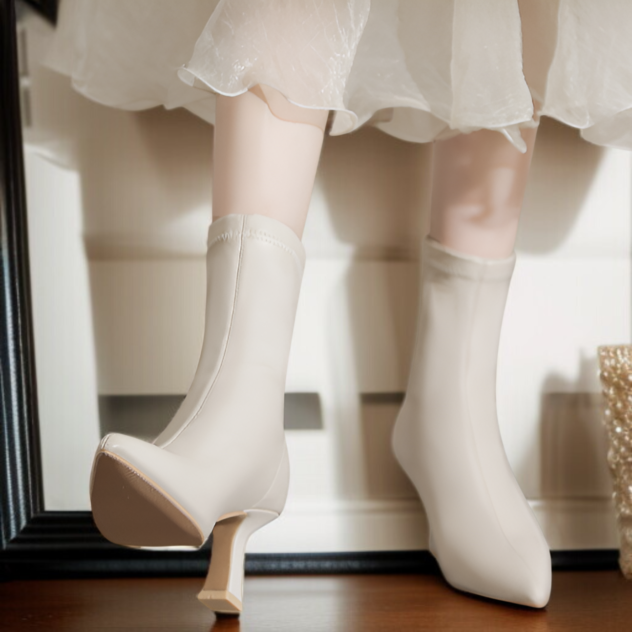 女性用スティレットショートブーツ2025年秋冬新作ポインテッドブーツ気質シンプル無地ブーツ後ろジッパーミドルカーフブーツ疲  れないブーツ