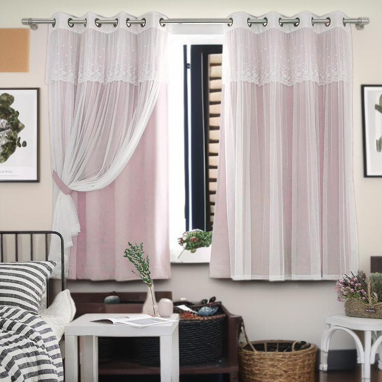 고급 침실 바닥 두꺼운 화이트 커튼 설치 이미지