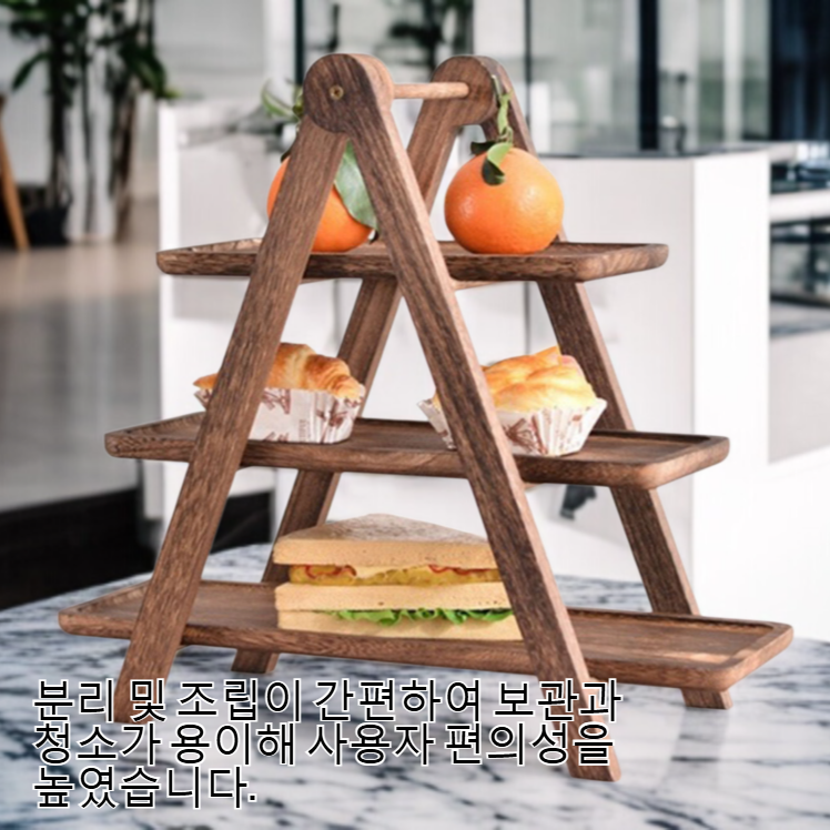 파티 테이블 위에 놓인 3층 목제 다과 쟁반