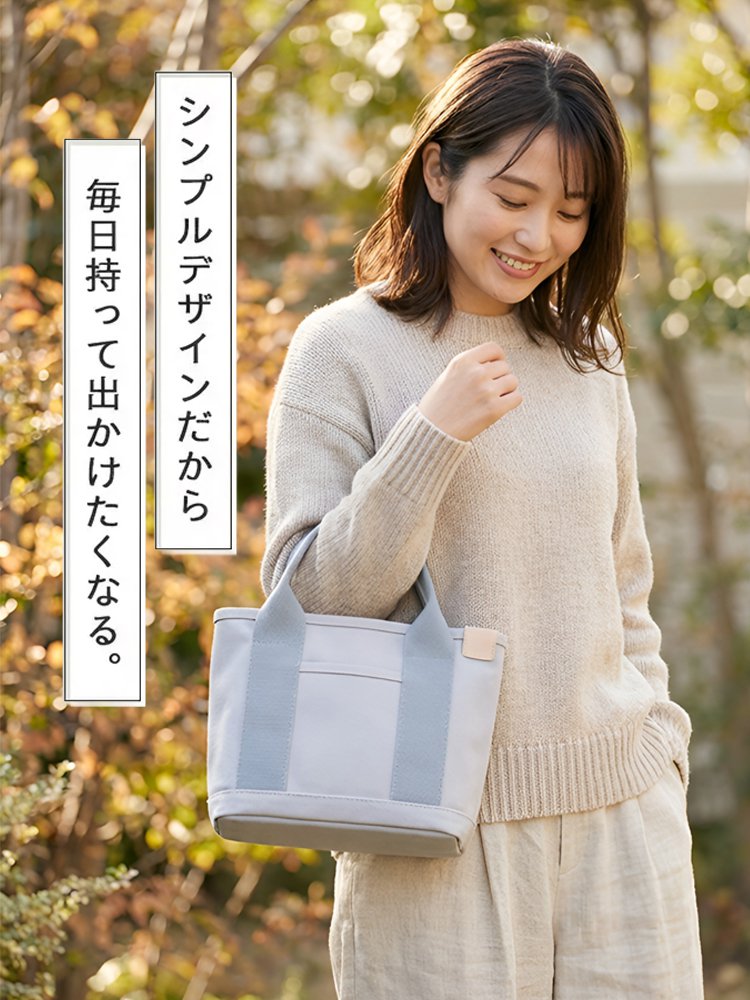ポケット多数のキャンバストートバッグ