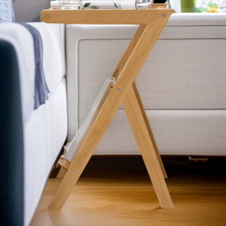 유리 상판과 나무 다리의 테이블