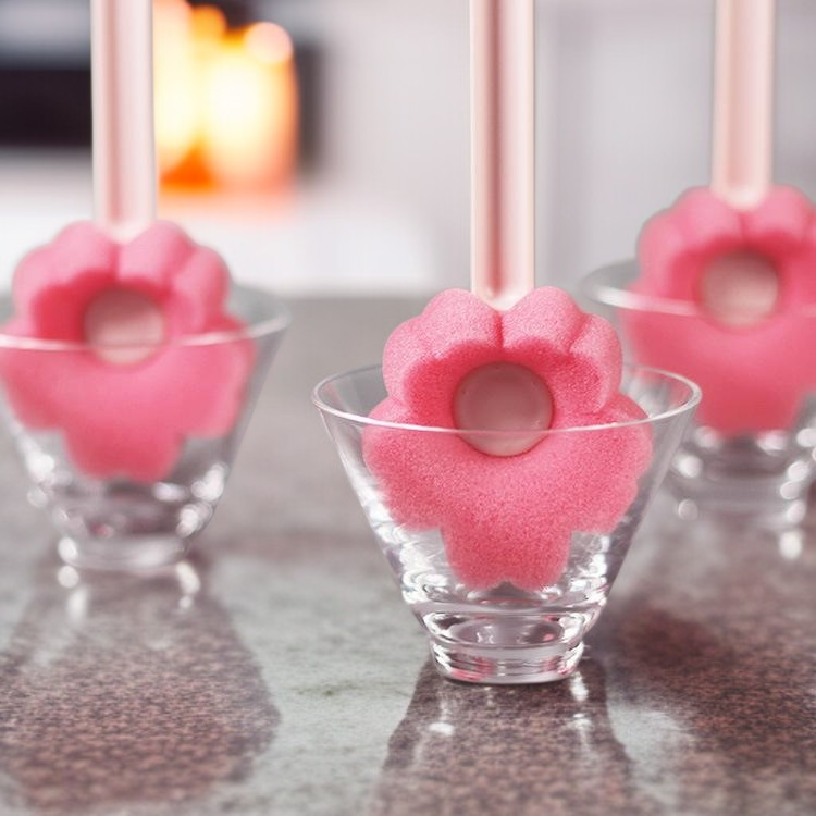 Bunte Tassenbürste als Küchenaccessoire