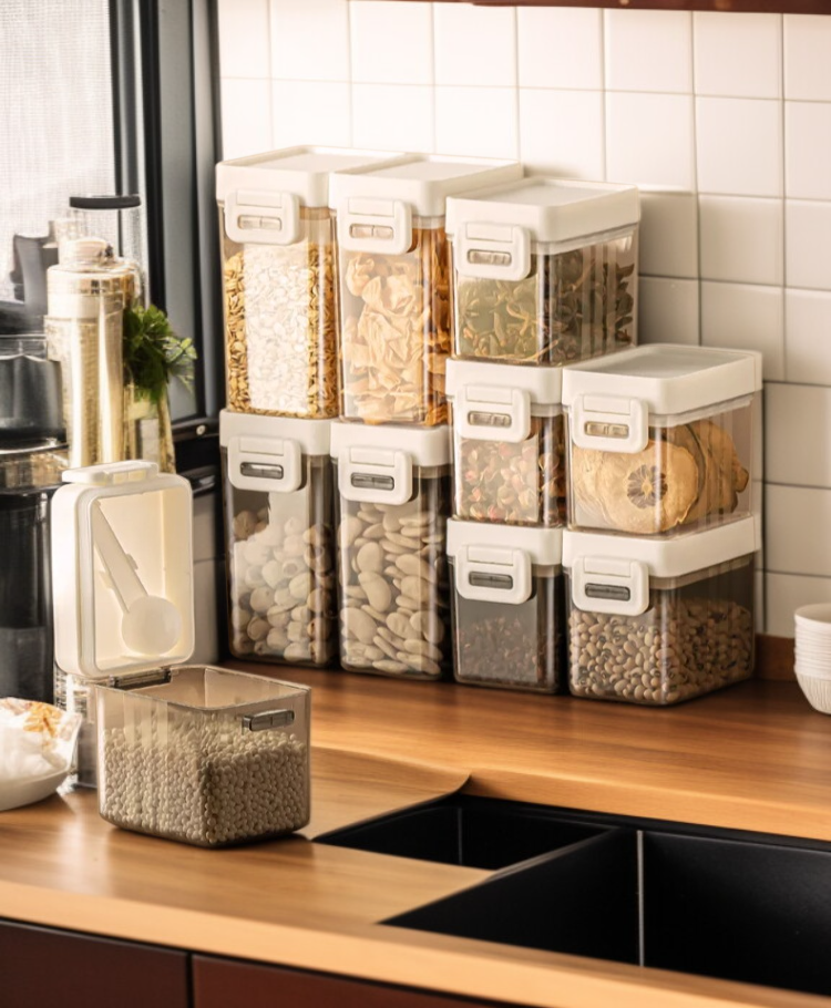 キッチン整理に役立つ透明プラスチック収納容器