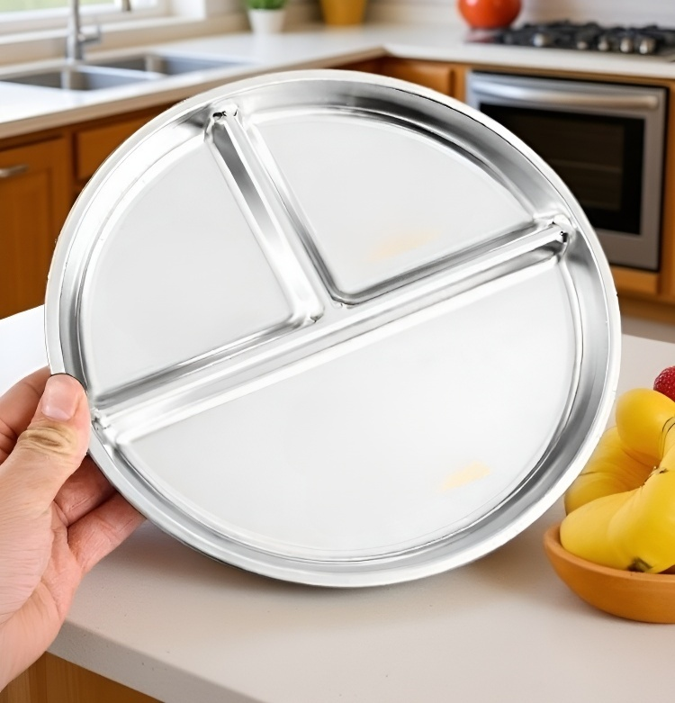 Comidas equilibradas en plato circular dividido