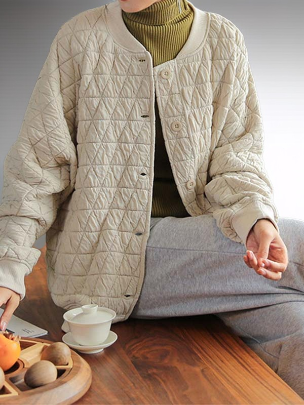 따뜻한 두꺼운 코튼 소재의 루즈핏 코트 착용 모습