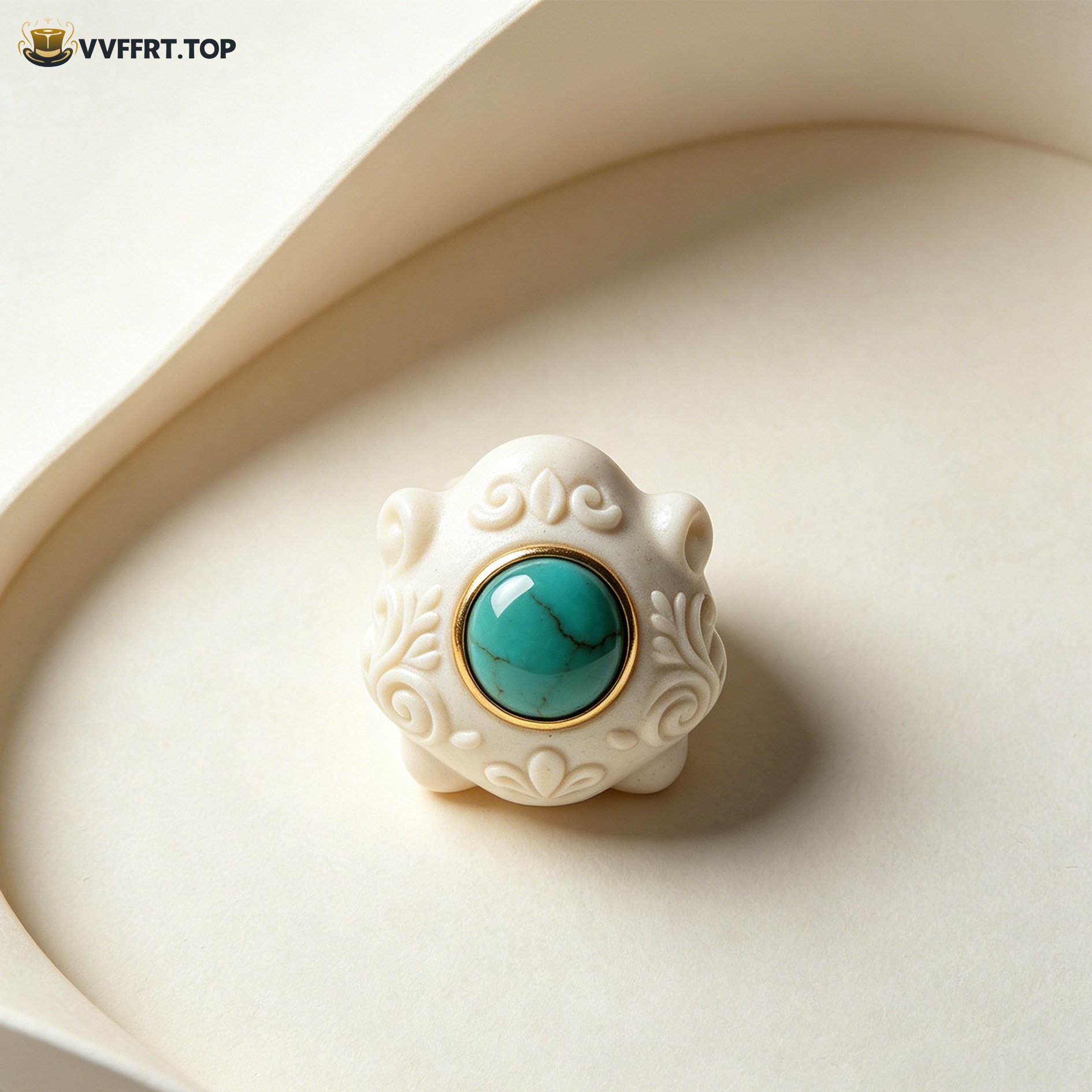 トルコ石を象嵌した小さな装飾品（2個）